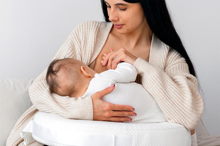 full-shot-mother-holding-newborn-baby-2