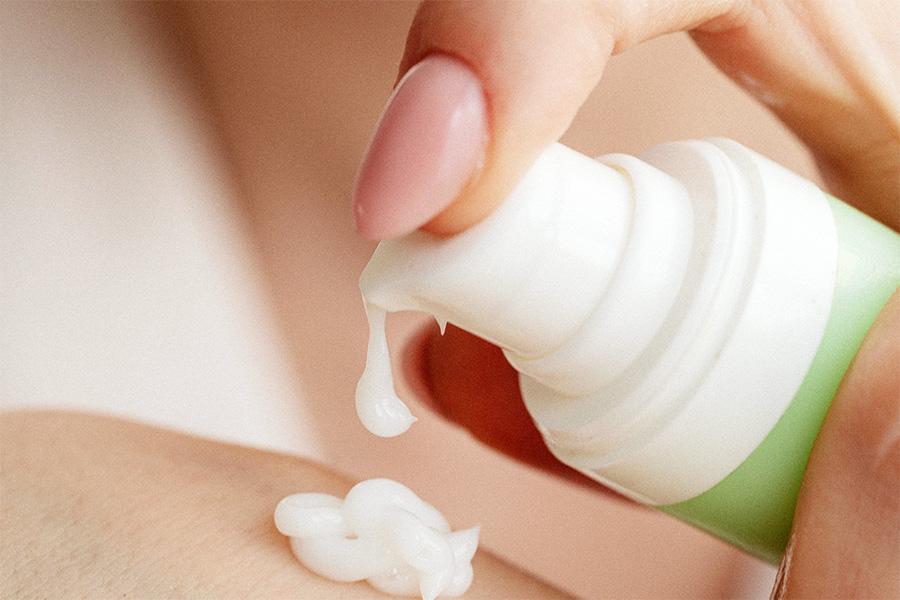 kaboompics_moisturizing-hands-with-nourishing-cream-32015-2